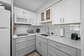 Kühlschrank, Mikrowelle, Herdplatte, Wasserkocher mit Kaffee-/Teezubehör