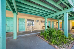 Exterior - 🌊Chateau 2E: Remodeled 1BR Condo on Belleair Beach with a pool! (Belleair Beach)