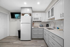 Kjøleskap, mikrobølgeovn, kokeplater og kaffetrakter/tekoker