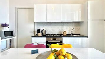 KĂŒhlschrank, Mikrowelle, GeschirrspĂŒler