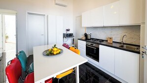 コーヒー / ティーメーカー、冷蔵庫、電子レンジ、食器洗い機