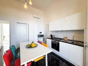 Fridge, microwave, dishwasher, coffee/tea maker - Beachfront villa with panoramic terrace (Nardò)