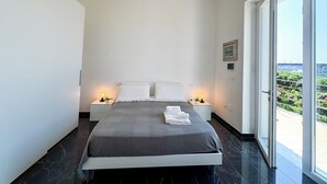 3 室のベッドルーム、デスク、アイロン / アイロン台、WiFi (無料)
