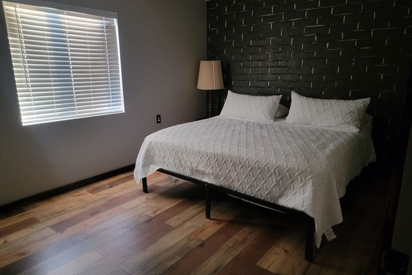 3 makuuhuonetta, työpöytä, ilmainen Wi-Fi, vuodevaatteet