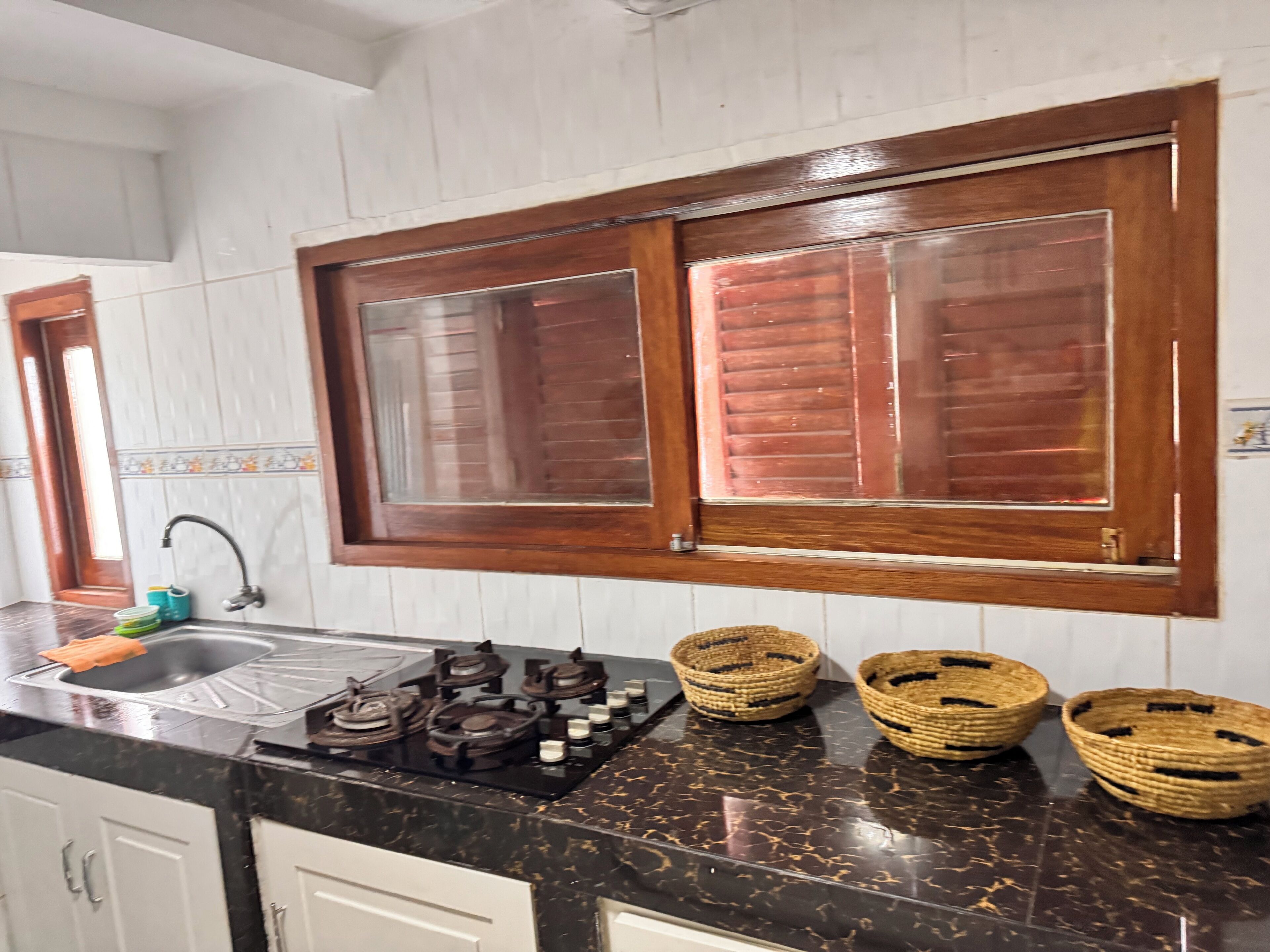 Réfrigérateur, micro-ondes, plaque de cuisson, blender