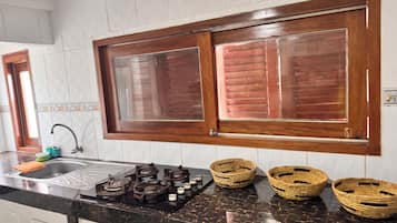 Réfrigérateur, micro-ondes, plaque de cuisson, blender