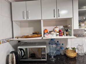 Refrigerador, microondas, parrilla de estufa y licuadora 
