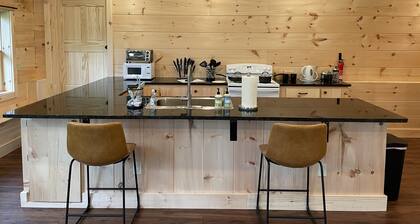 Creekside Getaway - King Bed - Full Kitchen - Foosball