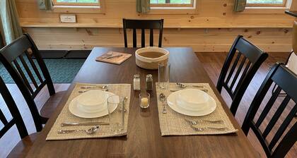 Creekside Getaway - King Bed - Full Kitchen - Foosball