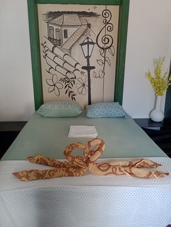 Escritorio, wifi gratis y ropa de cama 