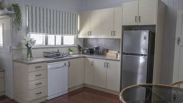 Frigorífico, microondas, horno y placa de cocina