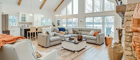 TV, caminetto, tavolo da calcetto, libri