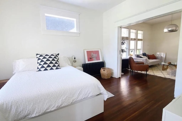 1 chambre, bureau, fer et planche Ă repasser, lit parapluie