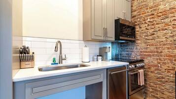 冰箱、微波炉、烤箱、炉灶