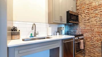 Geladeira, micro-ondas, fogão, cooktop