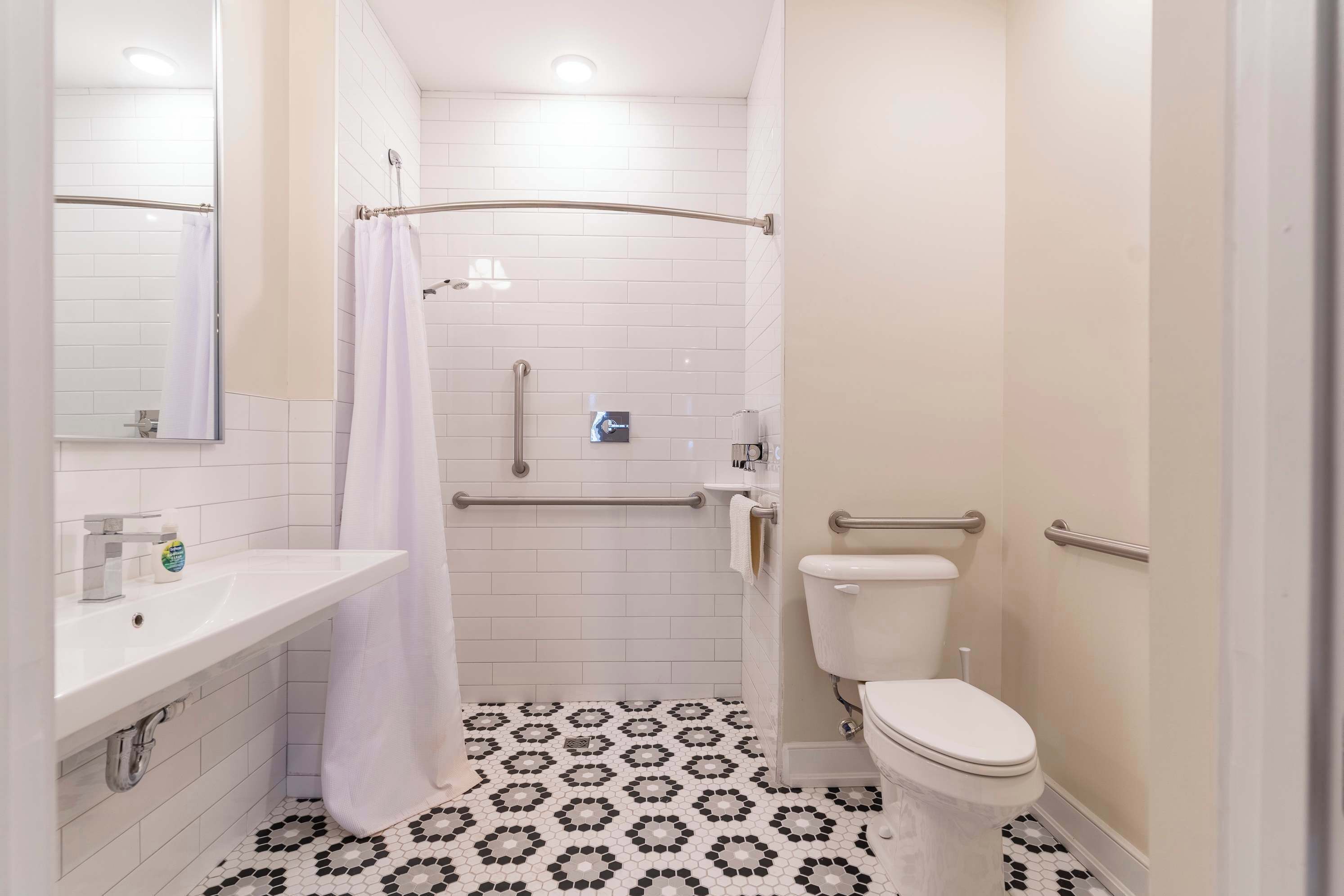 Chuveiro, secador de cabelo, toalhas de banho 