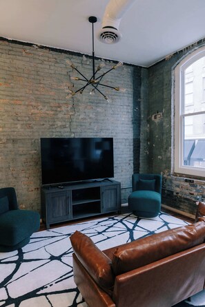 TV, offices - 2 Bedroom Suite, 1 King Bed, 1 Queen Bed (Frankfort)