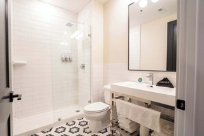 Shower, hair dryer, towels - 2 Bedroom Suite (Frankfort)