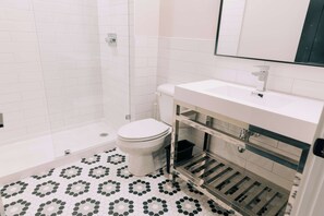 Shower, hair dryer, towels - 2 Bedroom Suite, 1 King Bed, 1 Queen Bed (Frankfort)