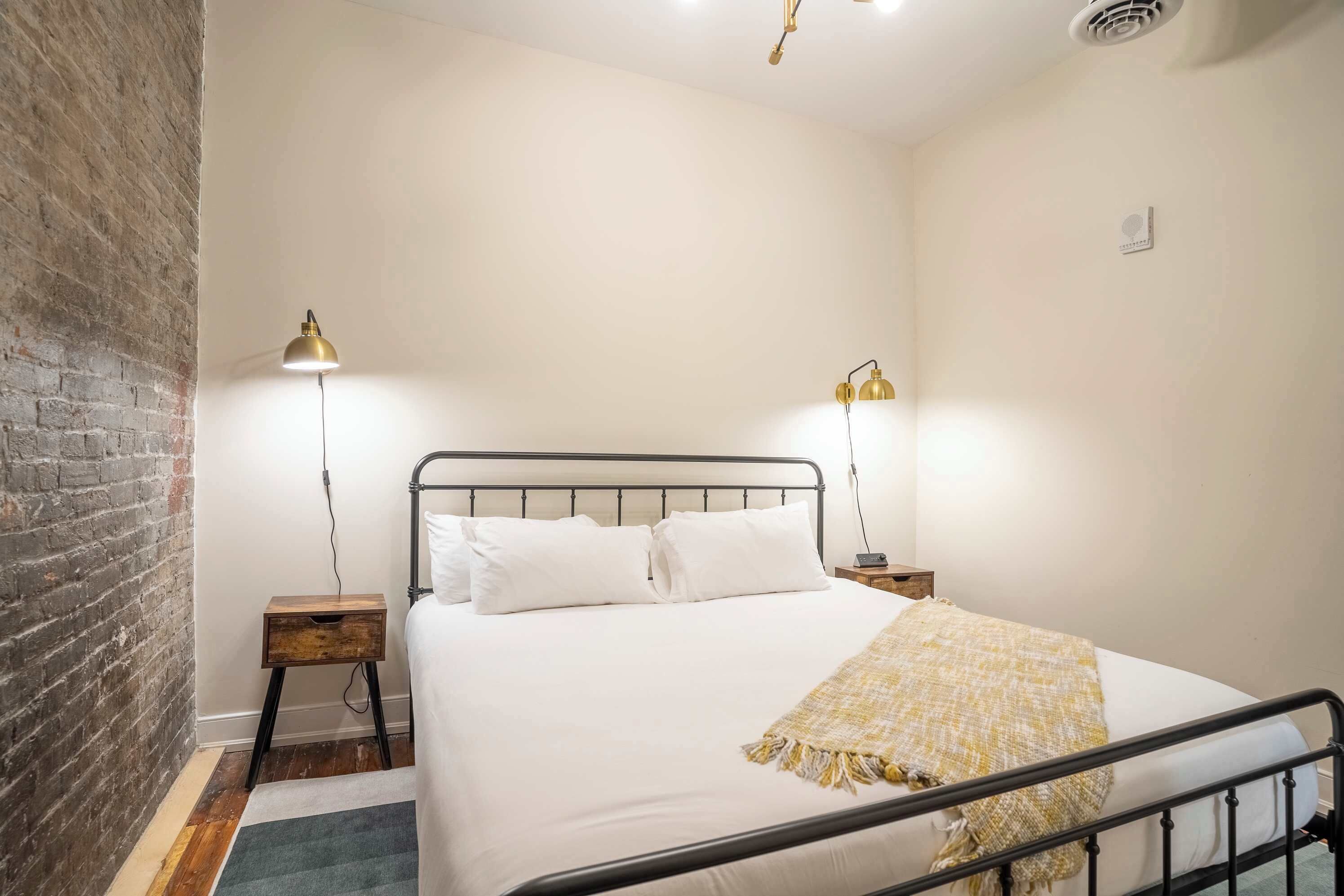 2 bedrooms, iron/ironing board, WiFi