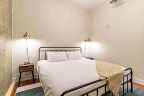 2 bedrooms, iron/ironing board, WiFi