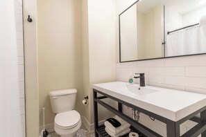 Shower, hair dryer, towels - King Room, Kitchenette (Frankfort)