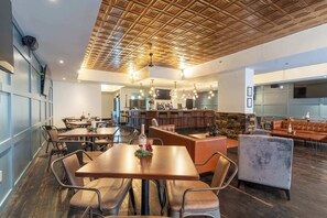 Dining - King Room, Kitchenette (Frankfort)