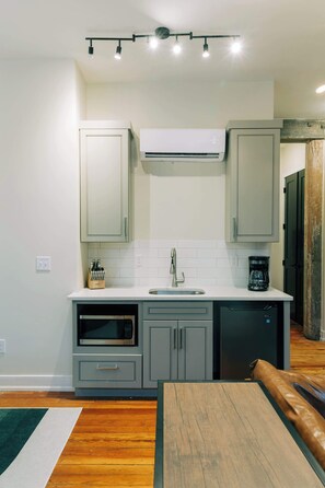 Fridge, microwave, oven, stovetop - Junior Suite, King (Frankfort)