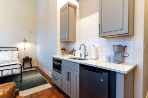 1 bedroom, WiFi, bed sheets - King Room, Kitchenette (Frankfort)