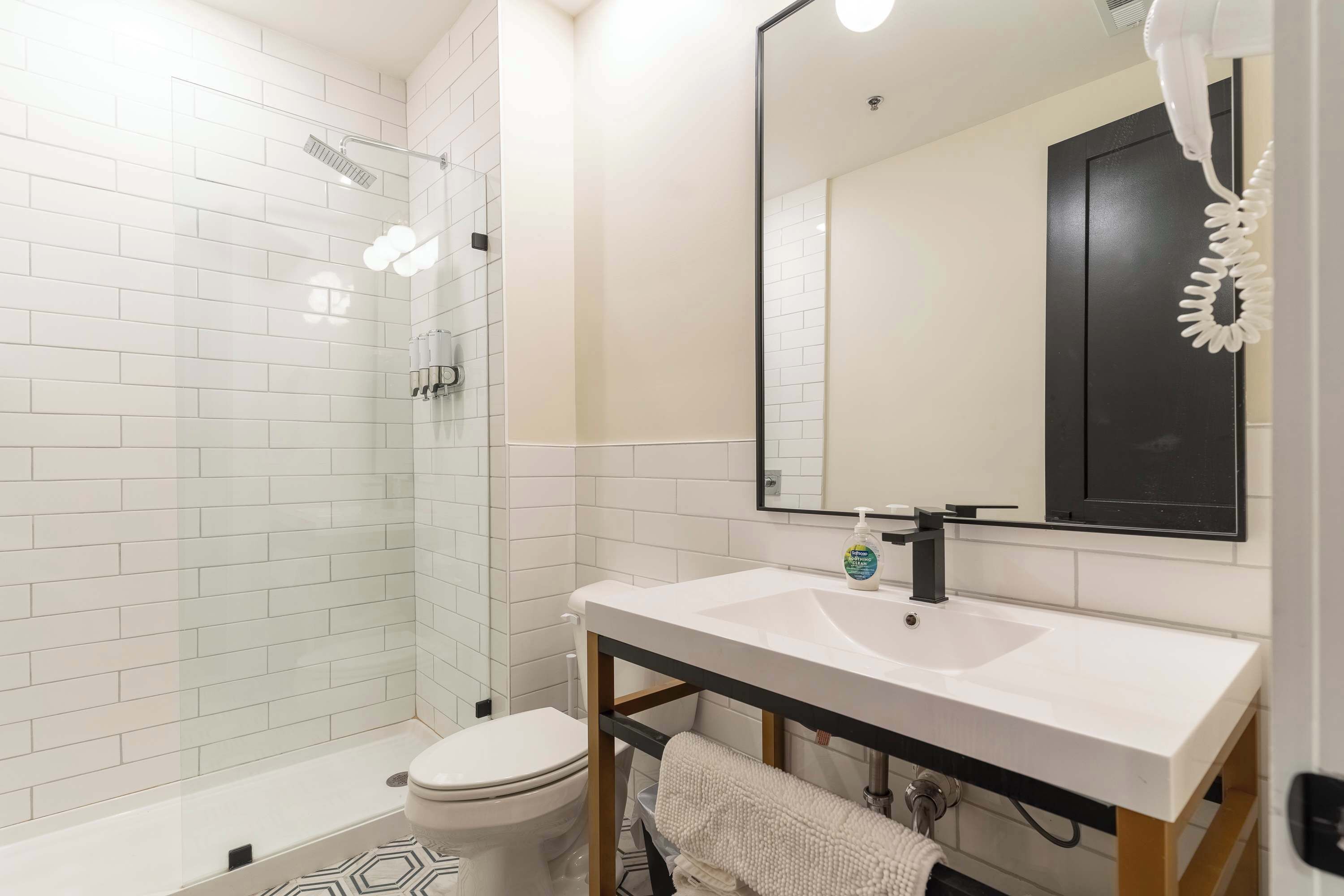 Chuveiro, secador de cabelo, toalhas de banho 