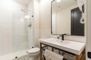 Dusj, hårføner og håndklær