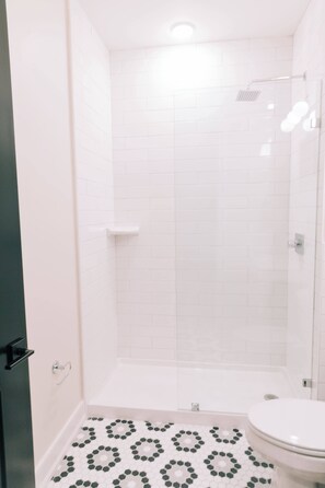 Shower, hair dryer, towels - 2 Bedroom Suite, 1 King Bed, 1 Queen Bed (Frankfort)