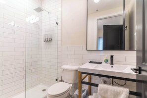 Shower, hair dryer, towels - King Room, Kitchenette (Frankfort)