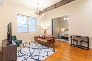 1 bedroom, WiFi, bed sheets - King Room, Kitchenette (Frankfort)