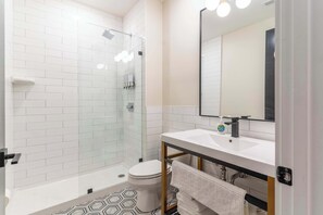 Douche, sèche-cheveux, serviettes fournies