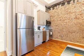 ثلاجة، ميكروويف، فرن، موقد طهي مسطح