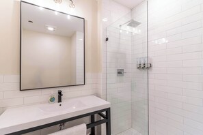 Douche, sèche-cheveux, serviettes fournies