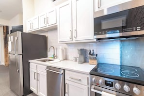 Geladeira, micro-ondas, fogão, cooktop