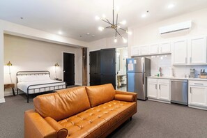 TV, offices - Studio, 1 Queen Bed at The St. Clair (Frankfort)