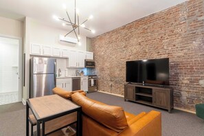 TV, offices - Studio, 1 Queen Bed at The St. Clair (Frankfort)