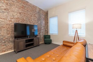 TV - Junior Suite, Queen (Frankfort)