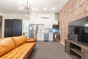 Una televisión, una oficina