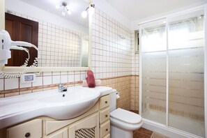 シャワー、ヘアドライヤー、タオル