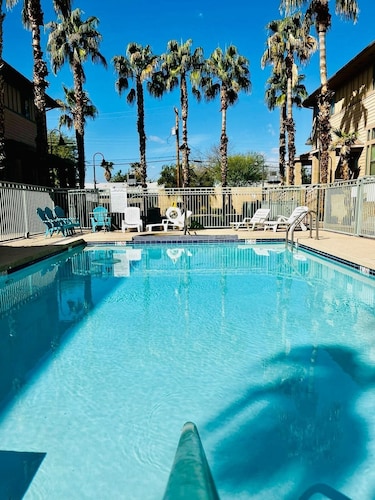 Gorgeous 3BR/3BA a mile from ASU, minutes from airport, Scottsdale & Whole Foods