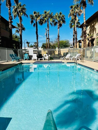 Gorgeous 3BR/3BA a mile from ASU, minutes from airport, Scottsdale & Whole Foods