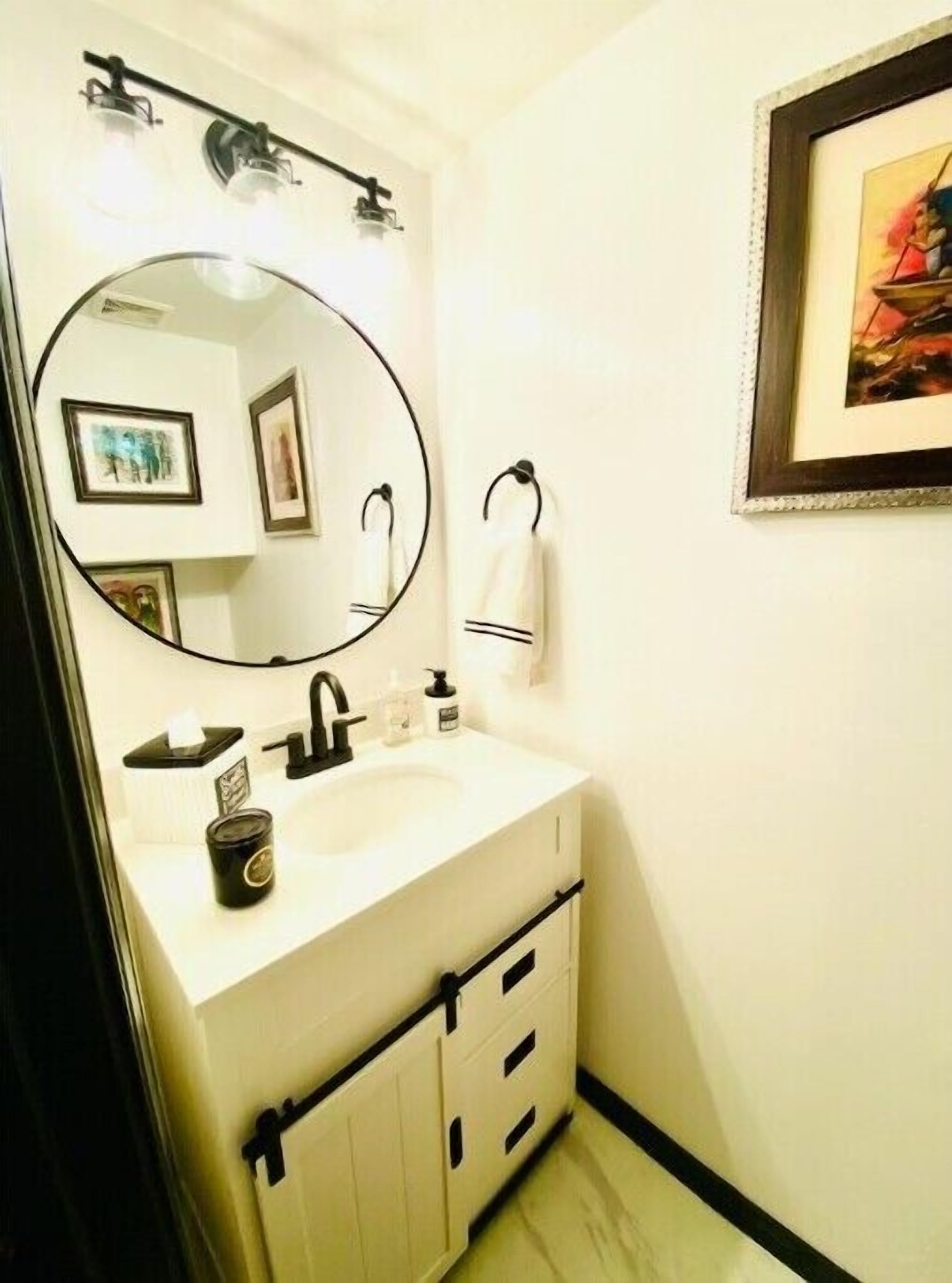 Dusj, hårføner, håndklær og såpe