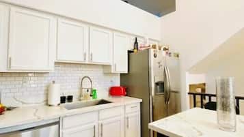 Een koelkast, een magnetron, een oven, een kookplaat