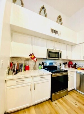 Fridge, microwave, oven, stovetop - Gorgeous 3BR/3BA a mile from ASU, minutes from airport, Scottsdale & Whole Foods (Tempe)