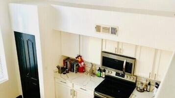 Een koelkast, een magnetron, een oven, een kookplaat