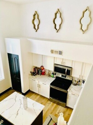 Køleskab, mikrobølgeovn, ovn, kogeplade